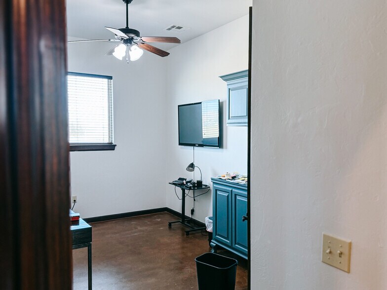 More Photos Of 604 W 18th St, Edmond Office For Lease