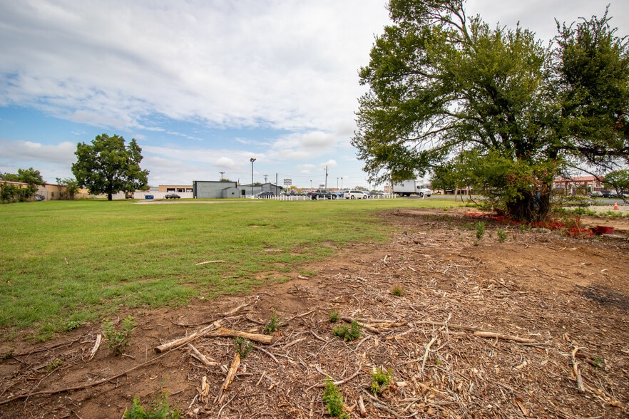 More Photos Of 1577 N FM 157, Mansfield General Retail For Sale
