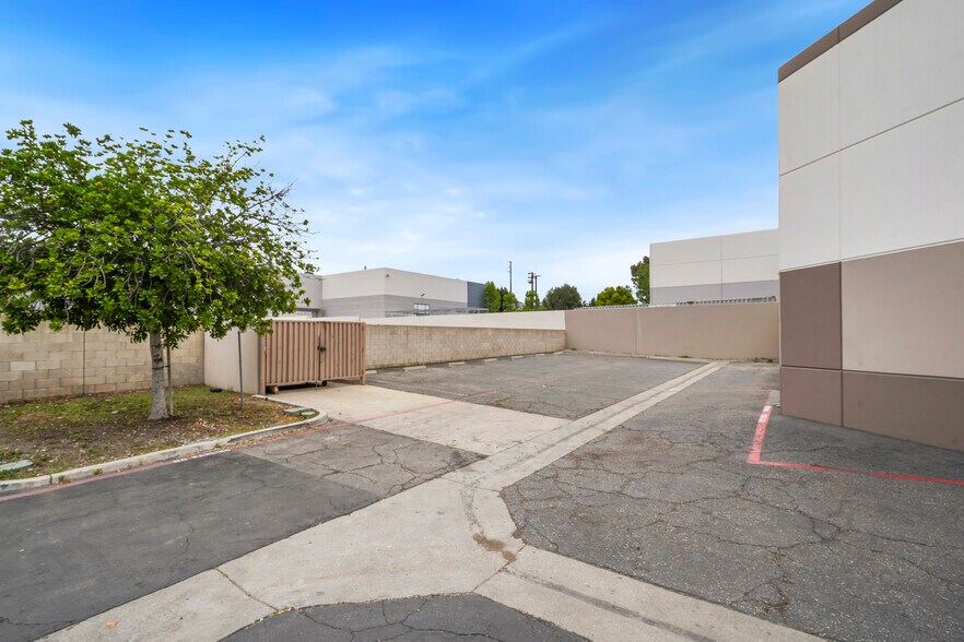 More Photos Of 1301 Foothill Blvd, Azusa Warehouse For Lease