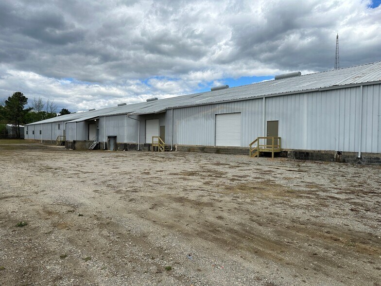 More Photos Of 658 Southern Ave, Fayetteville Warehouse For Lease