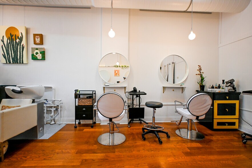 More Photos Of 911 E Cesar Chavez St, Austin Storefront For Lease