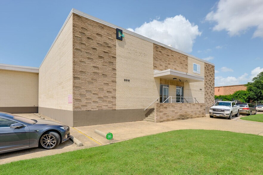 More Photos Of 2619-2621 Nova Dr, Dallas Warehouse For Lease