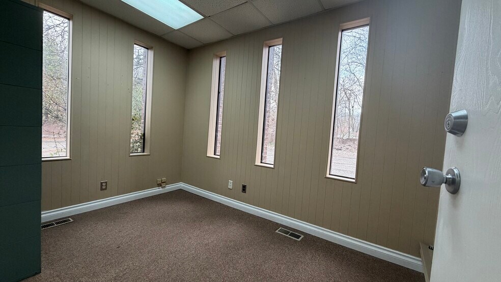 More Photos Of 10533-10535 Farmington Rd, Livonia Medical For Lease