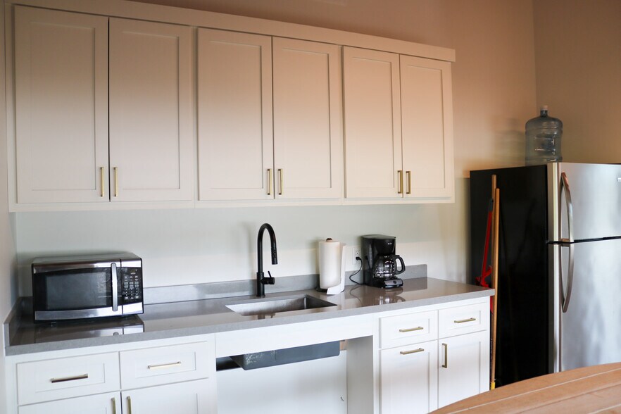 More Photos Of 7081 Heuermann Rd, San Antonio Office For Sale