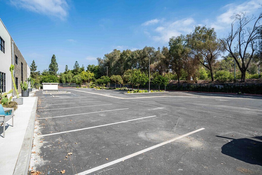 More Photos Of 2001 Saturn St, Monterey Park Light Distribution For Sale