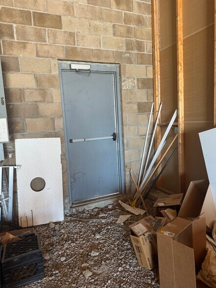 More Photos Of 895 S State St, North Vernon Service Station For Lease