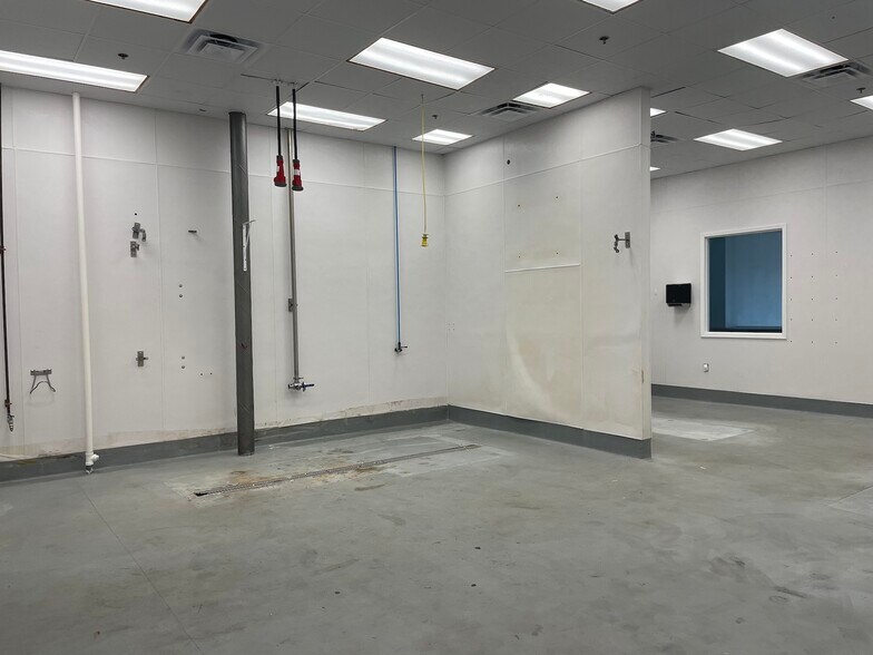 More Photos Of 2121 Atlantic Ave, Raleigh Light Manufacturing For Lease