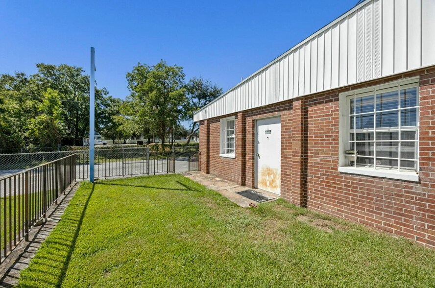 More Photos Of 1305 Dunbar Rd, Cayce Service For Lease