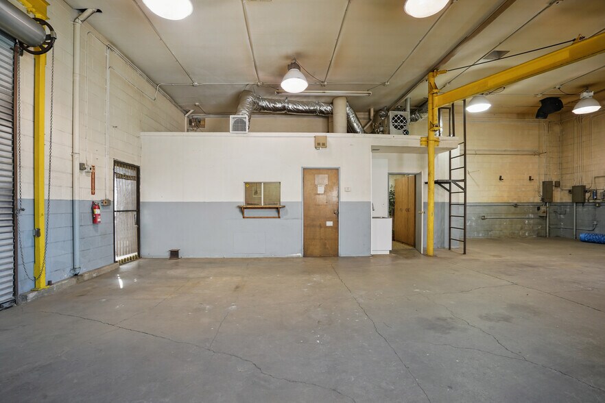 More Photos Of 3632 Foothill Blvd, La Crescenta Manufacturing For Sale