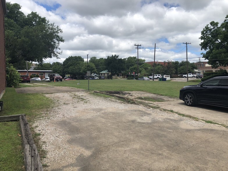 More Photos Of SWC Davis St & S. Tennessee St, McKinney Land For Lease