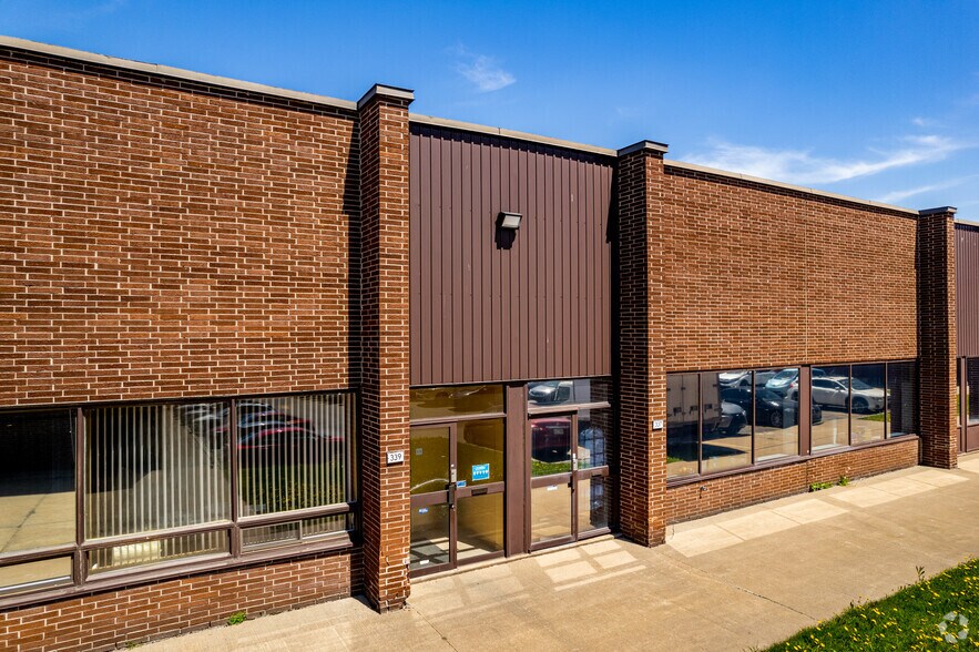 More Photos Of 295-371 Rue Deslauriers, Montréal Distribution For Lease