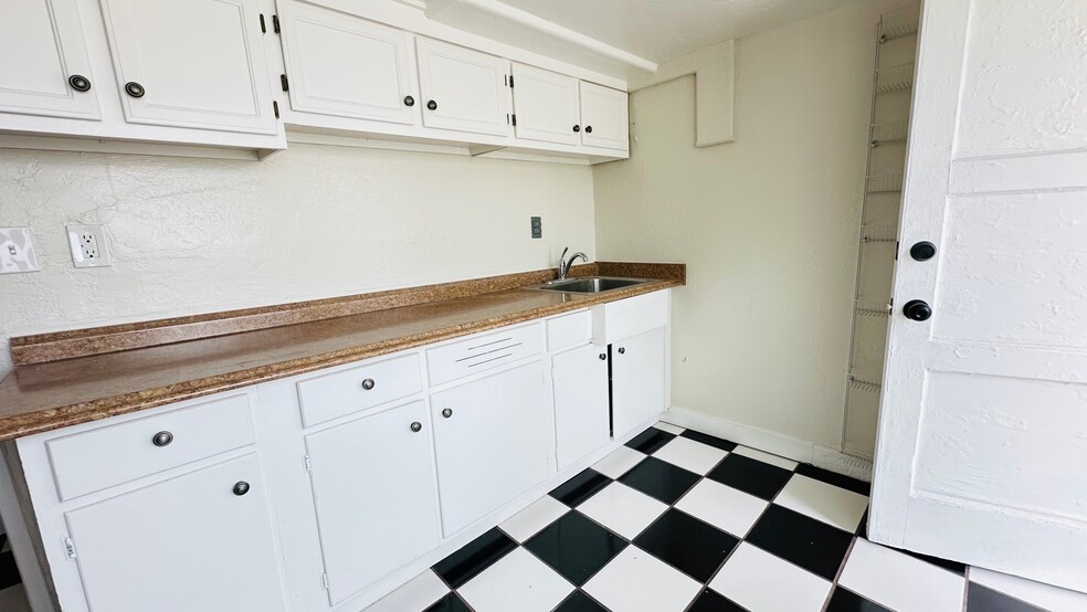 More Photos Of 2809-2815 Macdonald Ave, Richmond Office For Sale