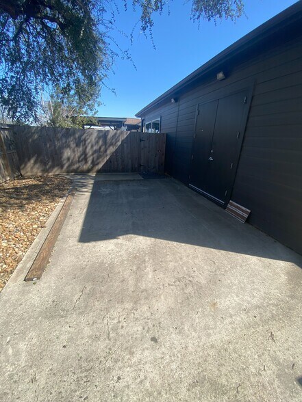 More Photos Of 814 East Ave, Katy Office For Sale