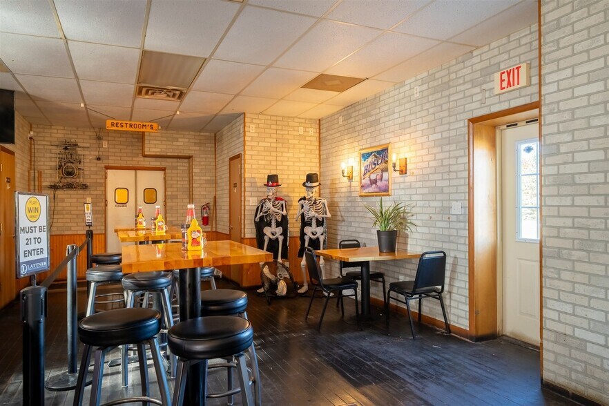 More Photos Of 110 SW Front St, Rutland Bar For Sale