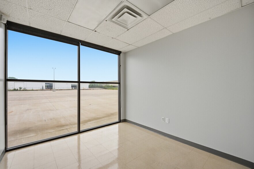 More Photos Of 3701 S Thomas Rd, Oklahoma City Distribution For Lease