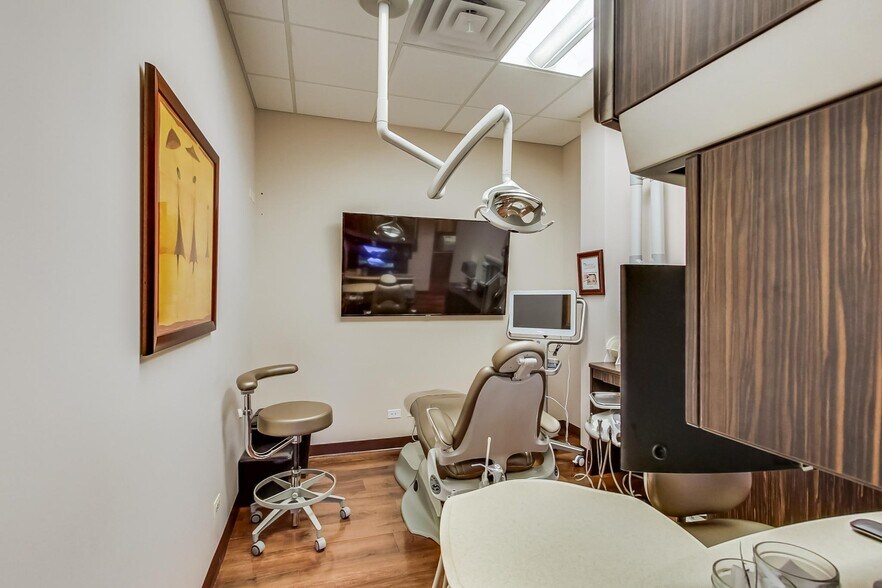 More Photos Of 1421-1431 McHenry Rd, Buffalo Grove Office For Sale