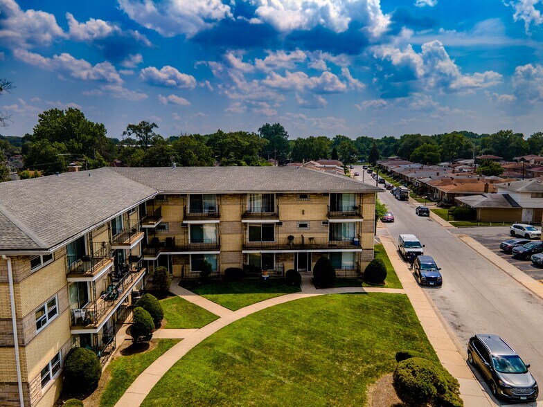 More Photos Of 1025-1049 W Vermont Ave, Calumet Park Apartments For Sale