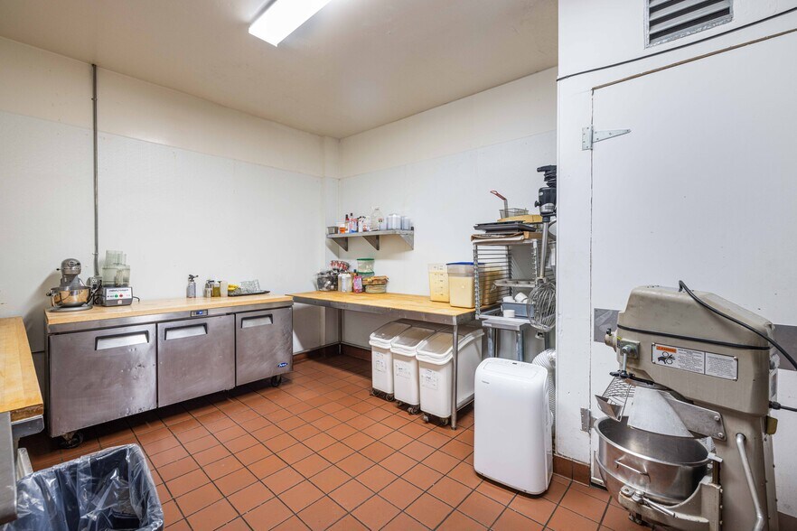 More Photos Of 1632 Colorado Blvd, Los Angeles General Retail For Sale