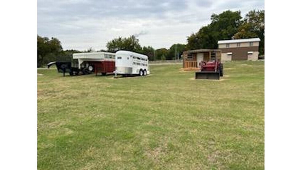 More Photos Of 512 1st Street, Waurika Office For Sale