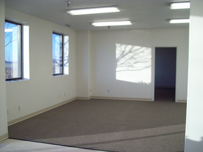More Photos Of 760 Kacena Dr, Hiawatha Warehouse For Lease