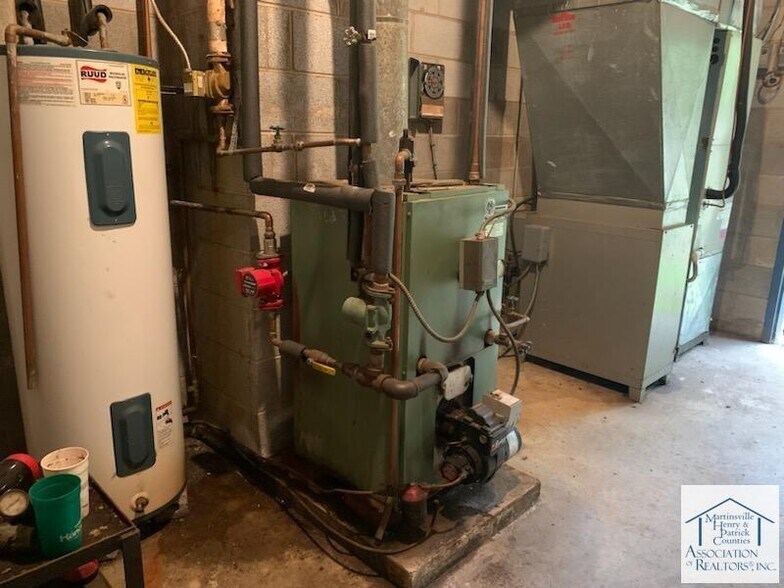 More Photos Of 2611 Riverside Dr, Bassett Office For Sale