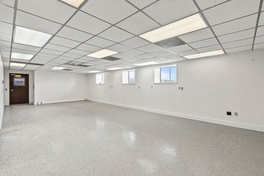 More Photos Of 3806 E Rio Grande St, Victoria Warehouse For Sale