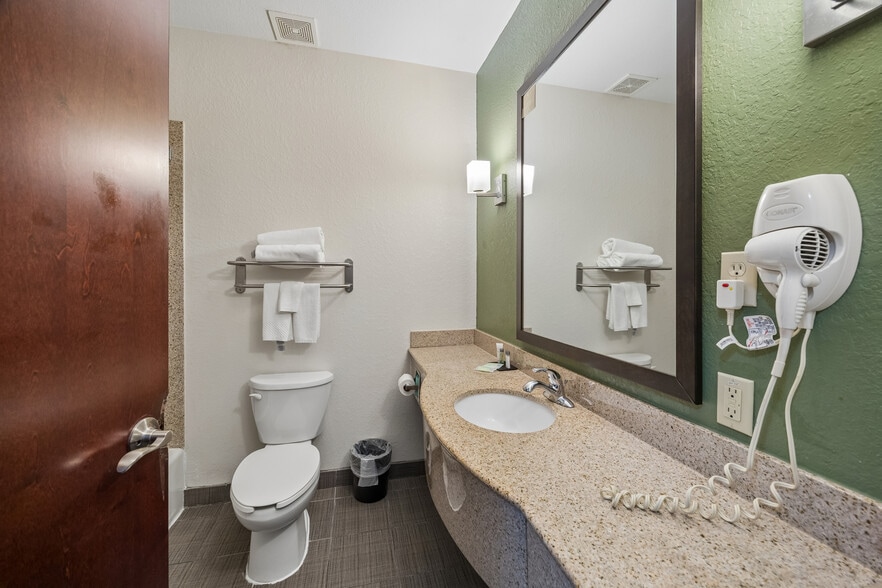 More Photos Of 18150 McKay Dr, Humble Hotel For Sale