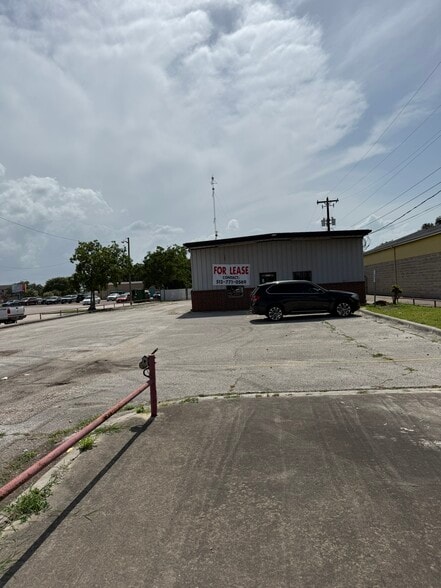 More Photos Of 4005 N Navarro St, Victoria Warehouse For Lease