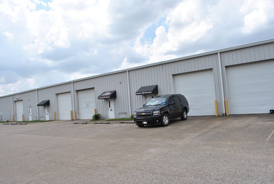 More Photos Of 3130 Strawberry Rd, Pasadena Service For Lease