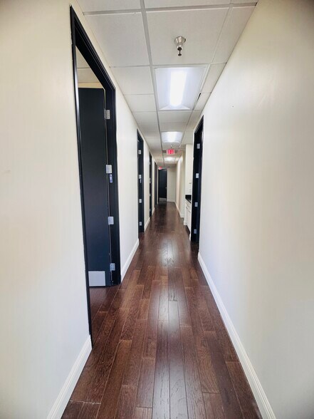 More Photos Of 21731 Ventura Blvd, Woodland Hills Medical For Lease