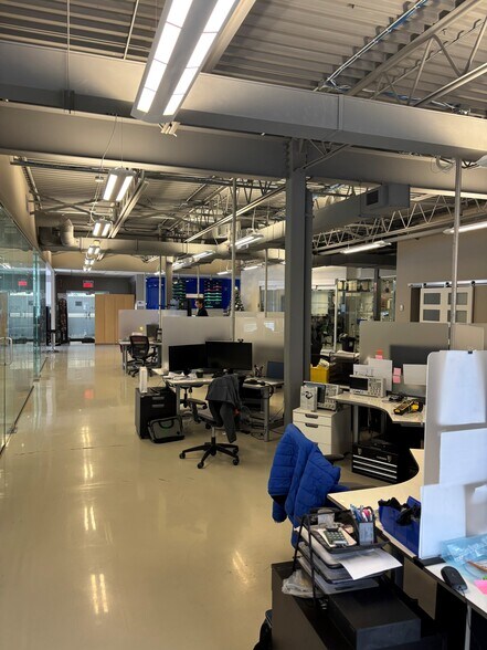 More Photos Of 1995 55E Av, Dorval Office For Lease