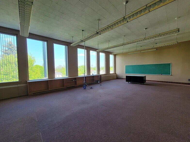 More Photos Of 1034 S 18th St, Manitowoc Flex For Lease