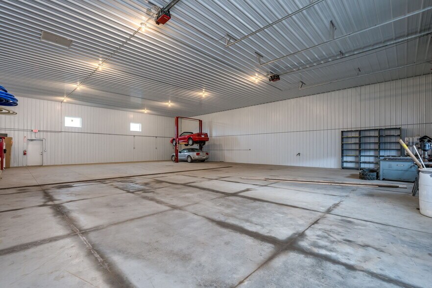 More Photos Of 1072 S Victory Dr, Mankato Warehouse For Sale