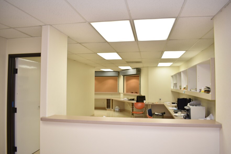 More Photos Of 2501 S Hill St, Los Angeles Office For Sale