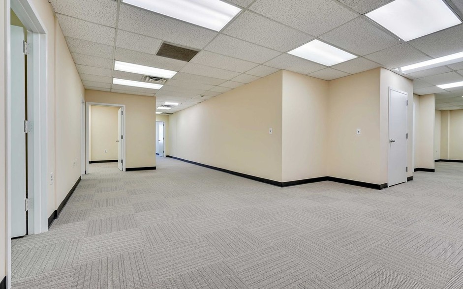 More Photos Of 36 W Main St, Freehold Medical For Lease