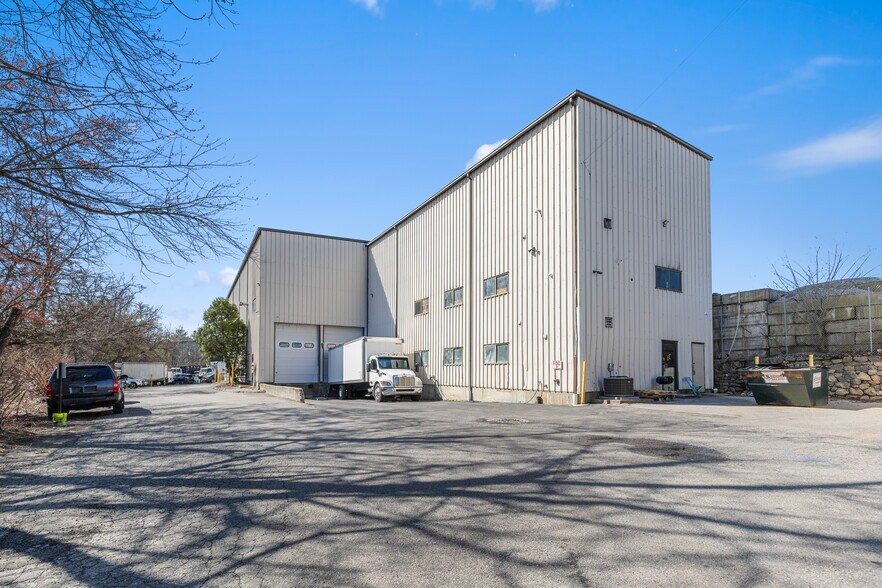 More Photos Of 55 Poplar St, Stamford Light Distribution For Sale