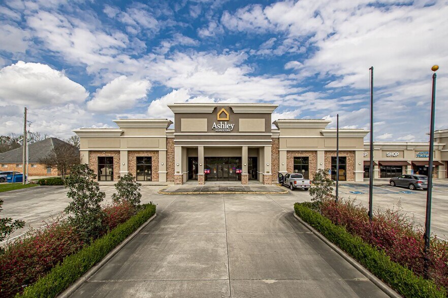 More Photos Of 810 W Highway 30, Gonzales Warehouse For Lease