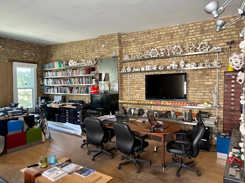 More Photos Of 1906 N Milwaukee Ave, Chicago Service Station For Sale