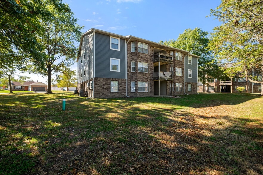 More Photos Of 101-103 Whitsell Way, Granite City Apartments For Sale