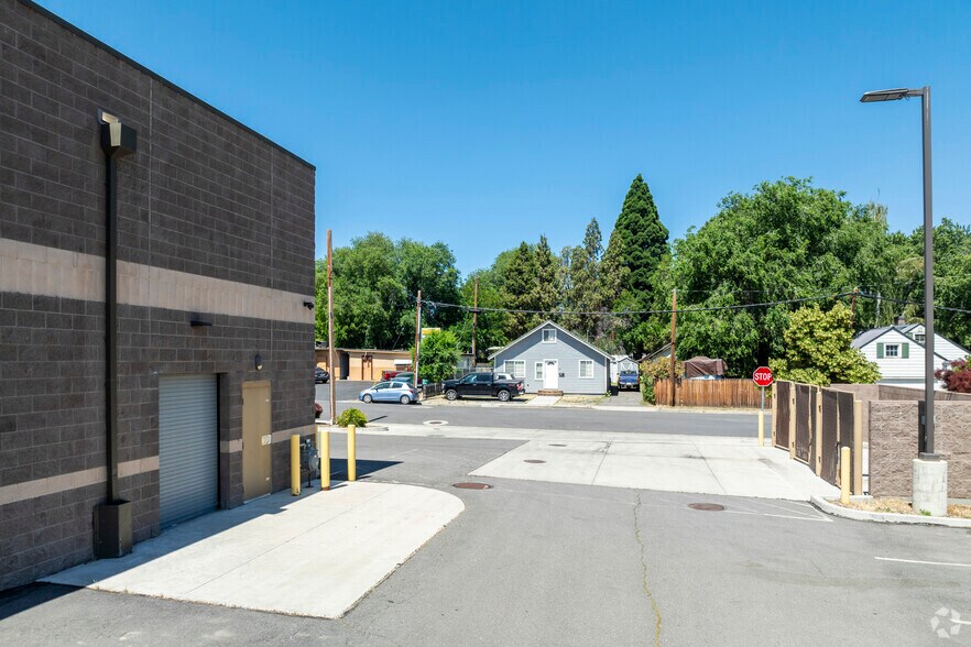 More Photos Of 1615 Main St, Susanville Drugstore For Lease