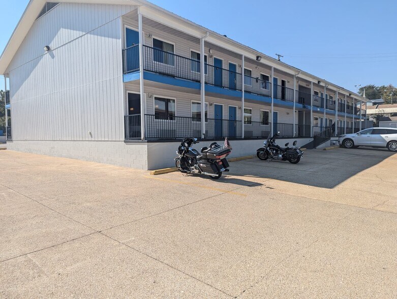 More Photos Of 1023 W Main St, Branson Hotel For Sale