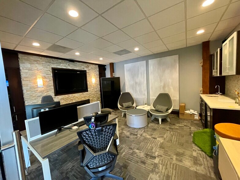 More Photos Of 601 SE Clay St, Portland Light Manufacturing For Sale