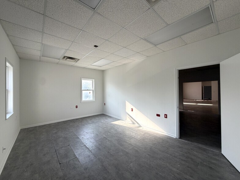 More Photos Of 385-387 Industrial Dr, Mount Juliet Warehouse For Lease