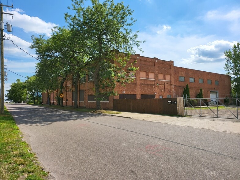 More Photos Of 139 S Summit St, Detroit Warehouse For Sale