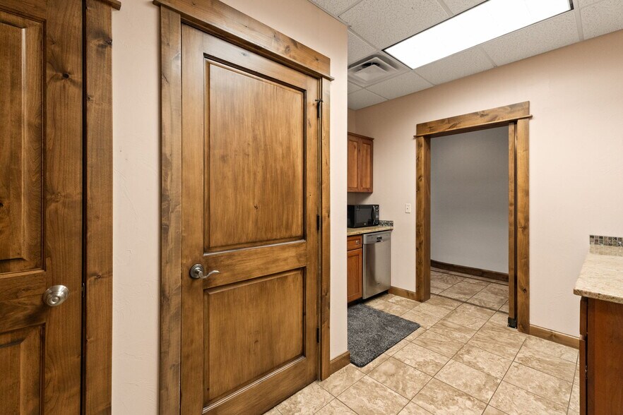 More Photos Of 1940 W Dickerson St, Bozeman Office For Lease