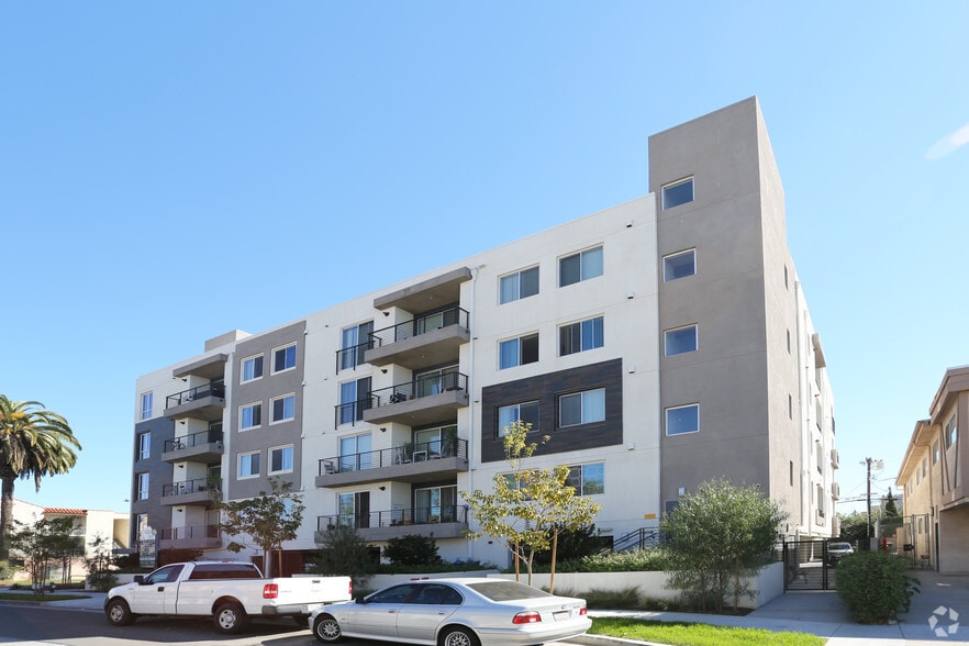Primary Photo Of 11900 Courtleigh Dr, Los Angeles Apartments For Sale