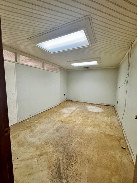 More Photos Of 868 State Route 3 and 12, Hinton Flex For Sale