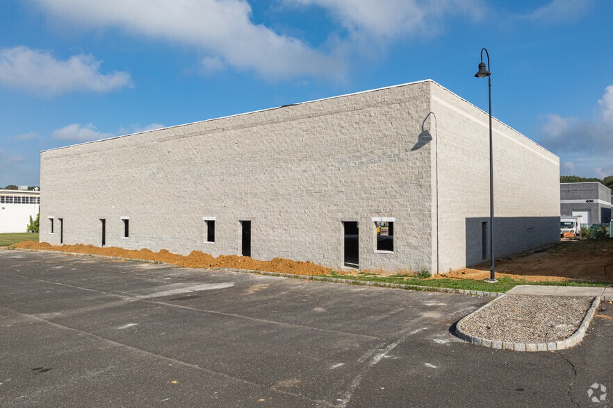 More Photos Of 100 Business Park Dr, Freehold Warehouse For Lease