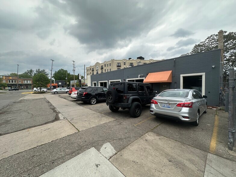 More Photos Of 1420 Lake Dr SE, Grand Rapids Restaurant For Lease