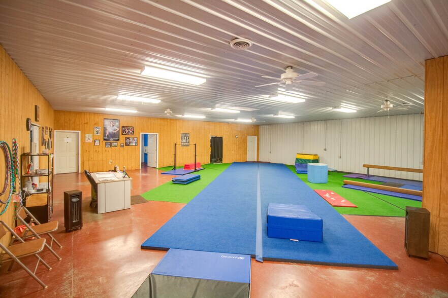 More Photos Of 22987 Cherry Ln, Jerseyville Storefront For Sale